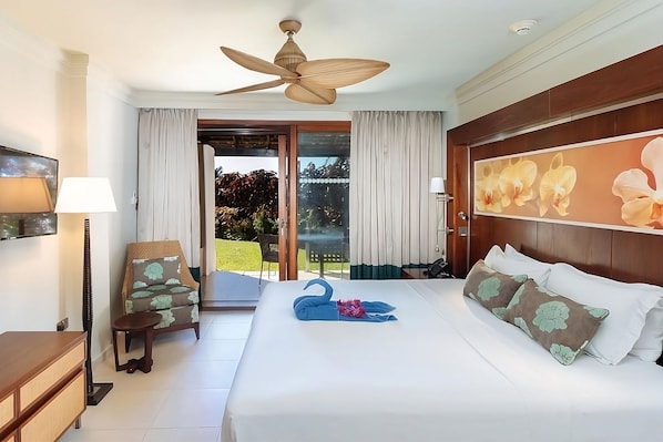 Unit with 1 King bed or 2 Twin beds. Exact unit will be assigned upon arrival. Views, colors and decor may vary.