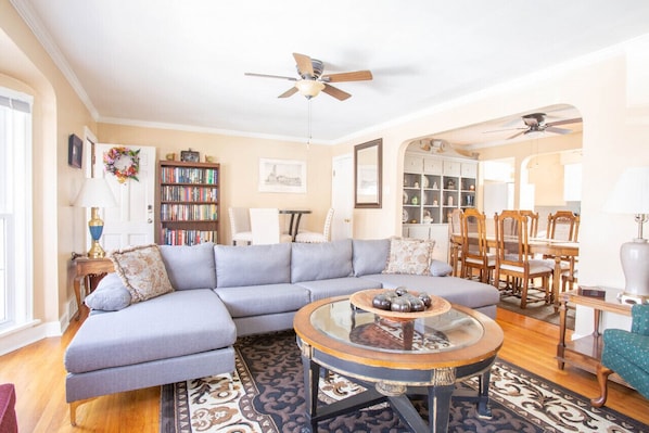 Living Room | Cardinal Vacation Homes