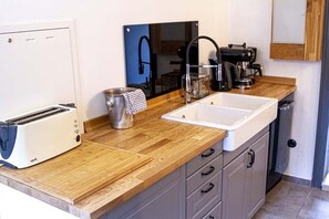 Küche mit Toaster, Wasserkocher, Kaffee und Espressomaschine und Spülmaschine