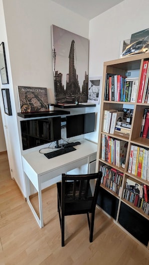 Espace de bureau dans le salon, 2 moniteurs avec clavier+souris, ready-to-plug