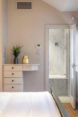 Each room has a En-Suite Modern and Clean Bathroom