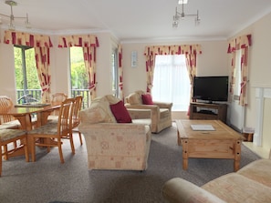 Open plan living/dining area