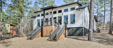 Broken Bow Vacation Rental | 2BR | 2.5BA | 1,758 Sq Ft | Steps Required to Enter