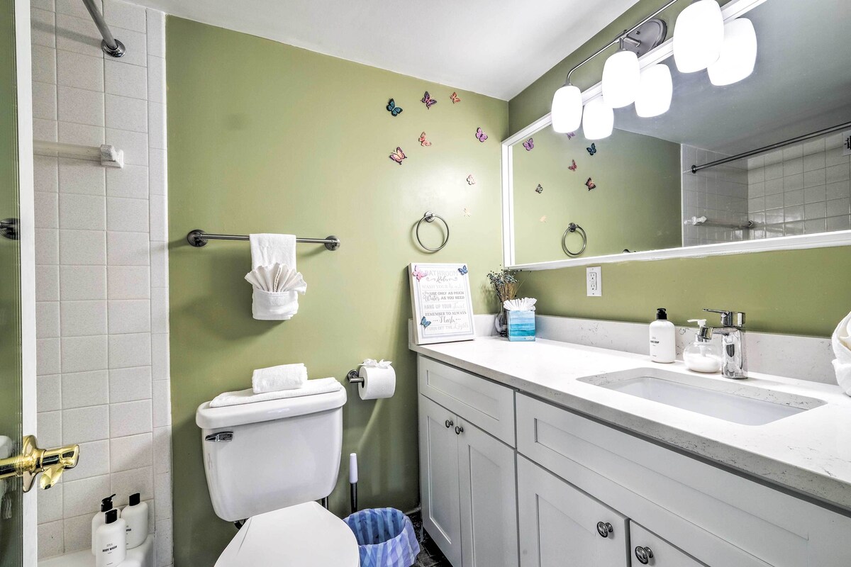 Modern Arlington Condo w/ Community Perks!