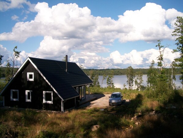 Holiday home overlooking the lake