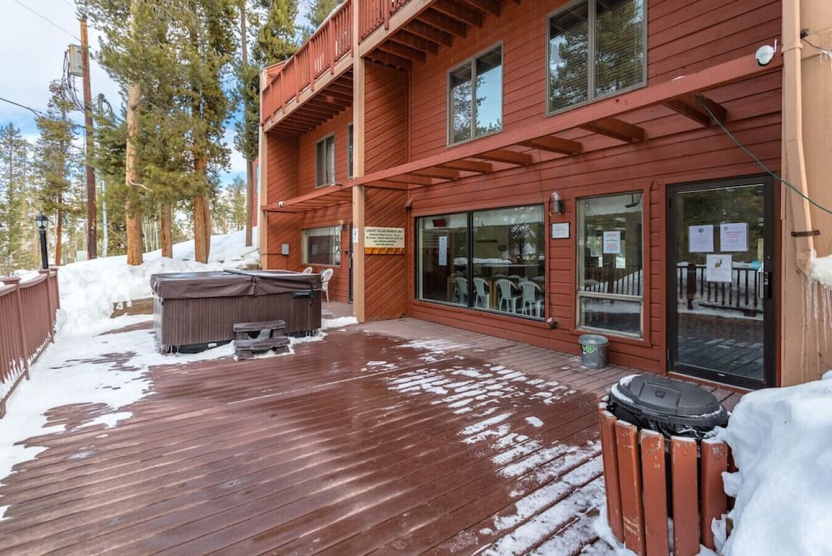 Fraser Pet-Friendly Condo with Hot Tub