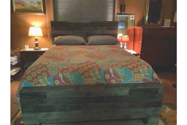 Queen bed brand new 