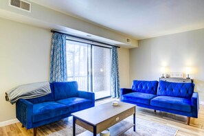 Living Room | Free WiFi | Central A/C | Smart TV