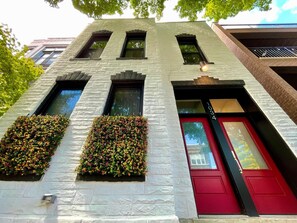 Steps from Division Street in Wicker Park, you are just down the block from some of the best restaurants, coffee shops, bars and shopping in the city.