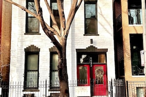 Steps from Division Street in Wicker Park, you are just down the block from some of the best restaurants, coffee shops, bars and shopping in the city.