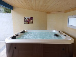 Indoor spa tub