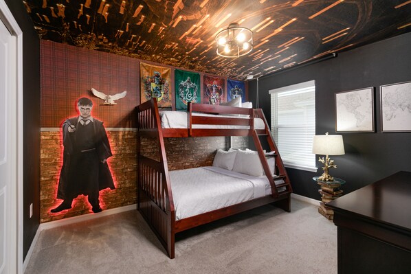 This Harry Potter-themed bedroom is any fan's dream.