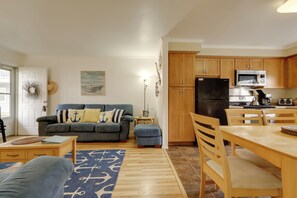 Living Room | Main Floor | Smart TV | Fully Equipped Kitchen