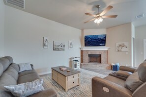 Living Room | Free WiFi | Smart TV | Fireplace | Central A/C