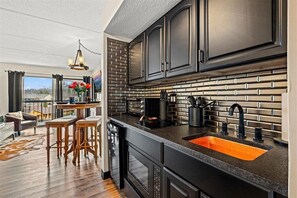  Cook in style! Our beautifully designed kitchen has everything you need to whip up a delicious meal. Whether it’s breakfast before a mountain adventure or a cozy dinner in, you’ll love cooking here!