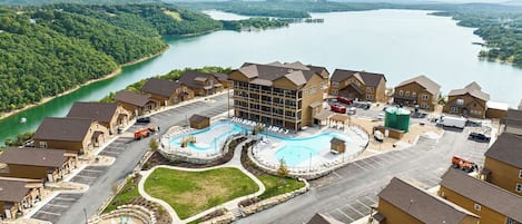 NEW Wilderness Mountain Luxury Lakefront Resort! 2 Outside Pools & Lazy River!!!