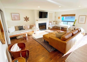 Relax after a day at the beach with friends and/or family:Twin Day Bed for lounging or extra guestsCozy Corner for people watching, reading, relaxing, etc.Fine Grain Leather Sofa Sectional seats 4-5 for unwinding!