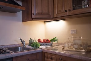Countertop, Cabinetry, Eigentum, Spüle, Essen, Sinken, Küche, Herd, Küchengerät, Holz