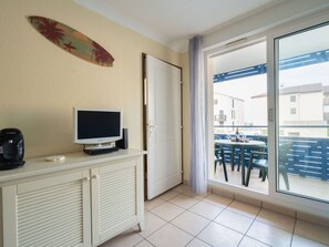 Furniture, Property, Building, Television, Interior Design, Cabinetry, Home Appliance, Window, Living Room, Floor