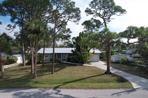 Large driveway with plenty of parking