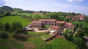 Le Hameau des Volcans - Courteuges. La Grange à l'avant plan