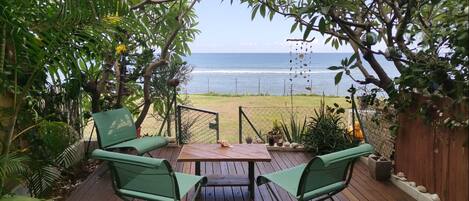 La terrasse sur la mer donnant accès direct au jardin en journée d"été"