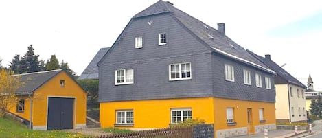 Außenseite Ferienhaus [Sommer]