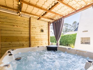 Indoor spa tub