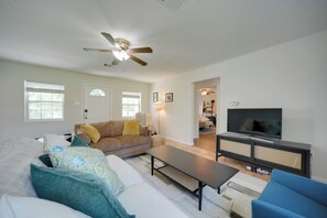 Living Room | Smart TV | WiFi | Central Heating & A/C | Sleeper Sofa