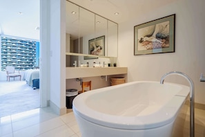 Master bathtub(walk-in shower back the wall)