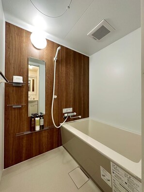 Bathroom w/bath tub