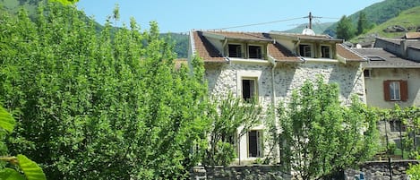 vue de la façade depuis le fond du jardin