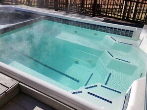 Hot Tub | Seats 12
