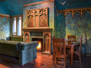 Living room/dining room | Jollydays Luxury Camping - Queen Mab’s - Jollydays Luxury Glamping, Stamford Bridge, near York