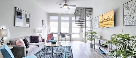 Bright Livingroom with Rooftop Terrace