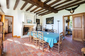 Salle à manger. Vue sur Rance