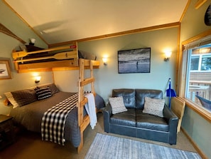 Small sitting area with pull-out bed in couch