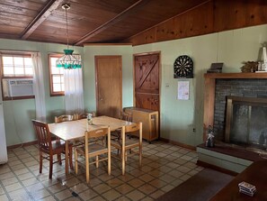 Rustic Retreat - Dining area