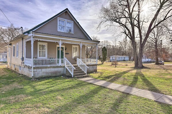 Manchester Vacation Rental | 3BR | 1.5BA | 1,500 Sq Ft | Stairs Required