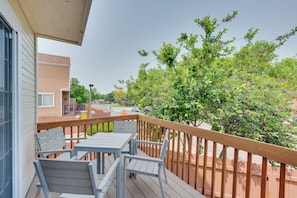 Deck | Dining Area | 2-Story Townhome