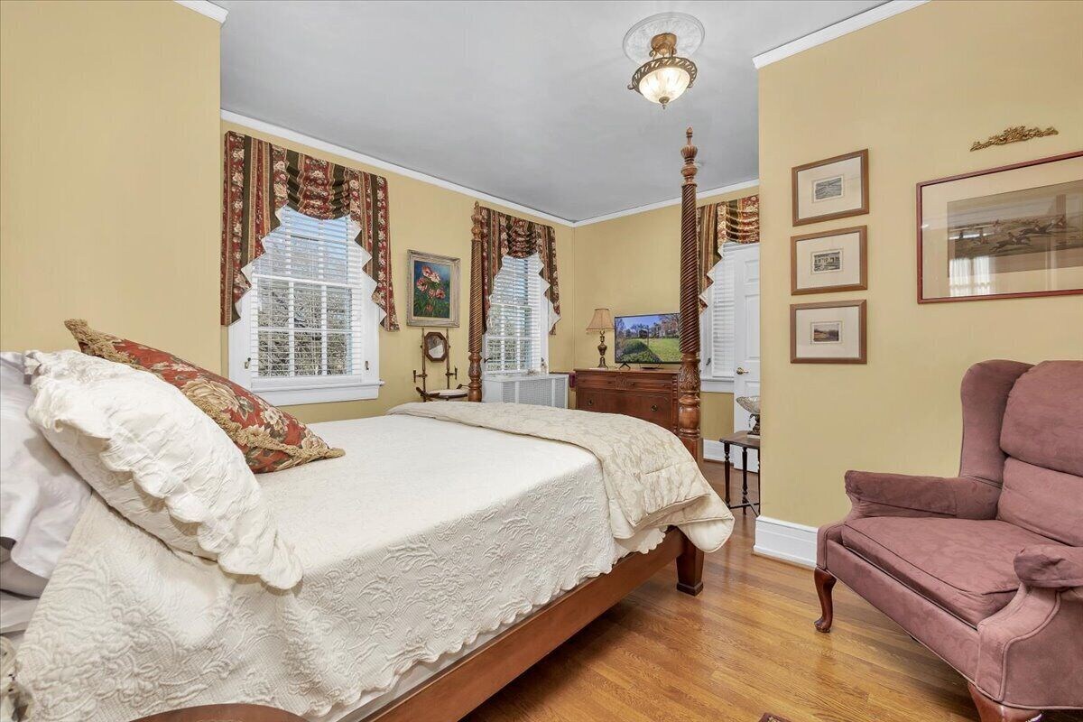 The Maridor – “Tulip” – Historic home near lots of shops and restaurants
