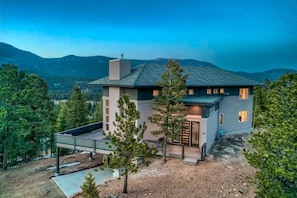 At nearly 10,000 feet in elevation, exquisite views abound in all directions.