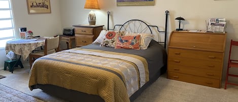 New (bought in March 2023) Queen mattress/dresser and rolltop desk w/brochures
