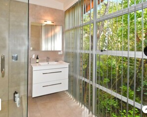 Main bathroom