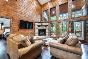 Living Room | Smart TV | Free WiFi | Modern Fixtures