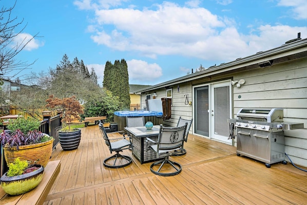 Lynnwood Vacation Rental | 3BR | 2BA | 1,353 Sq Ft | 1 Step Required