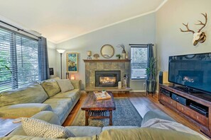 Living Room | Gas Fireplace