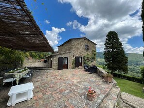 Wolke, Himmel, Pflanze, Eigentum, Gebäude, Baum, Haus, Blumentopf, Hütte, Natürliche Landschaft