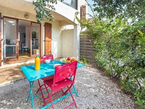 Table, Plante, Meubles, Bâtiment, Chaise, Tableau De Plein Air, Ombre, Mobilier De Jardin, Arbre, Maison