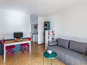Tabelle, Möbel, Couch, Gebäude, Interior Design, Wohnzimmer, Flooring, Fussboden, Haus, Komfort